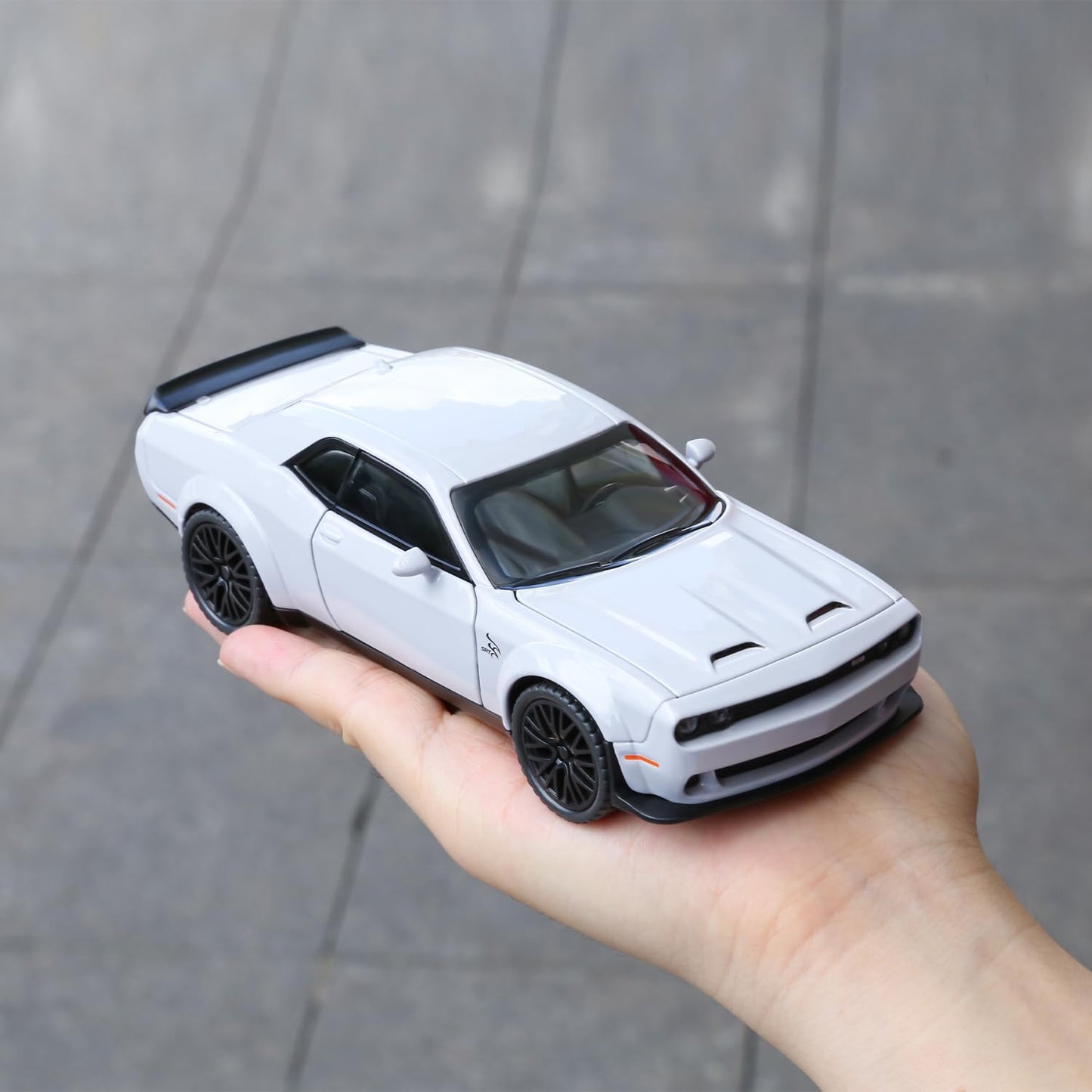 Dodge Challenger Hellcat - Diecast Metal Car - Scale 1:24