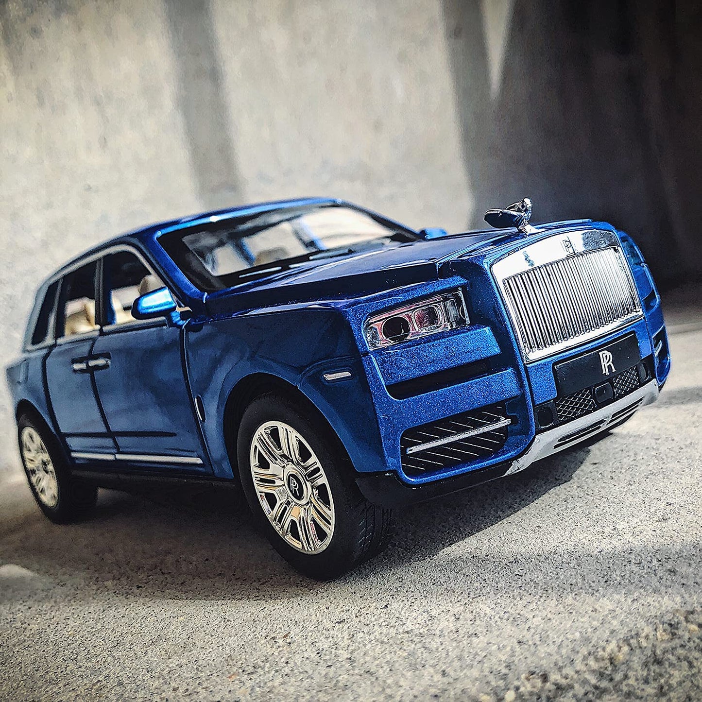 Rolls Royce Cullinan 1:24 diecast scale model car collectible